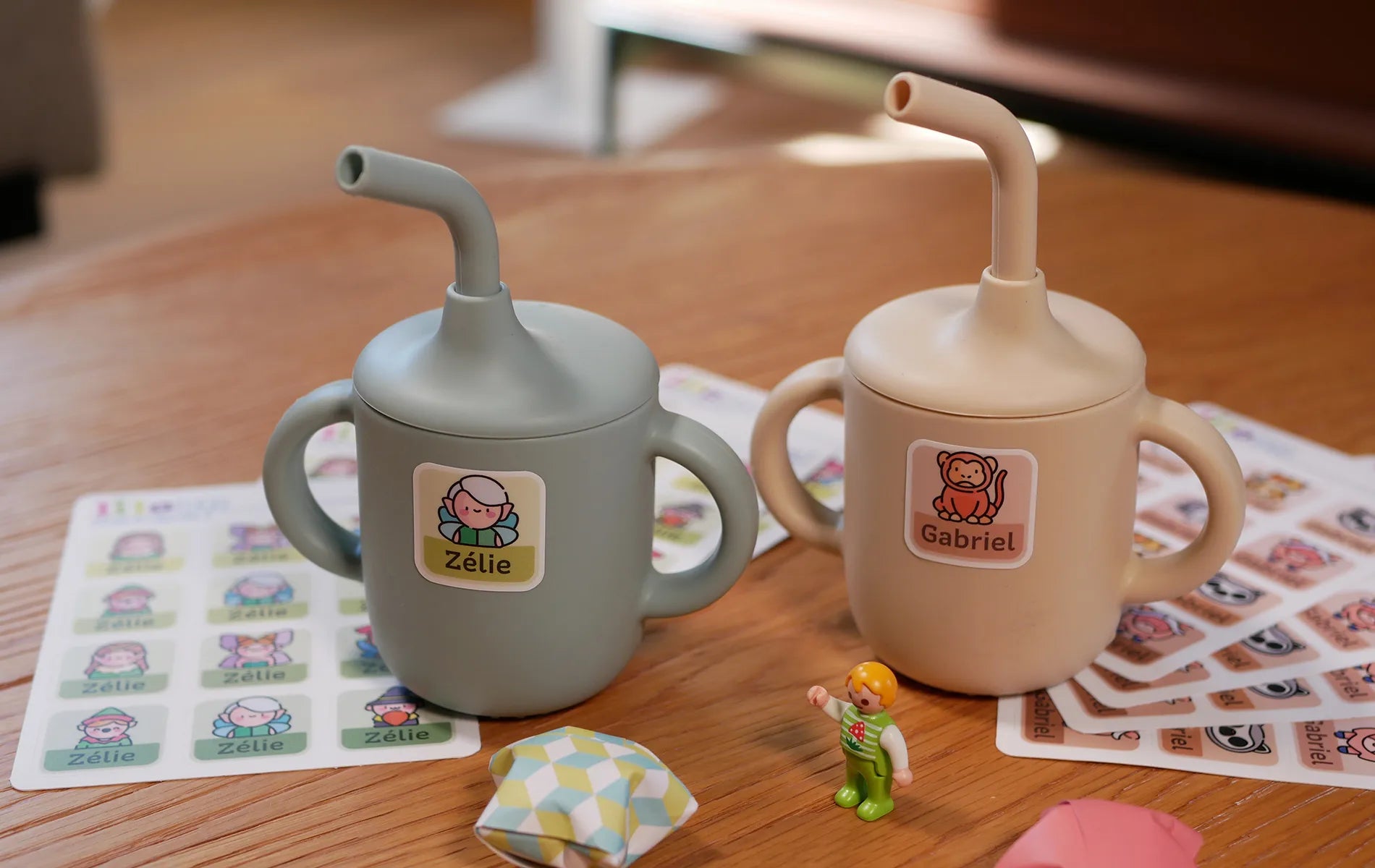 Présentation des étiquettes personnalisable Lilotags sur des gobelets pour bébé avec une paille