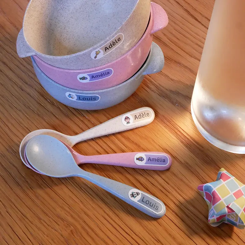 Etiquettes adhésives personnalisables pour enfant sur de la vaisselle