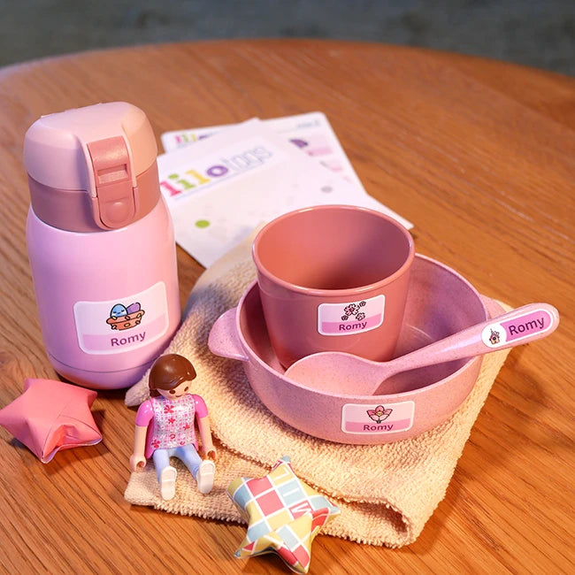 Étiquettes rose adhésives personnalisable pour le marquage du prénom des enfant sur les objets