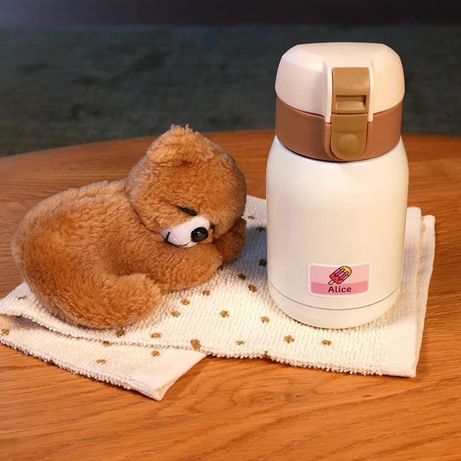 Étiquette personnalisable format médium sur une petite gourde thermos