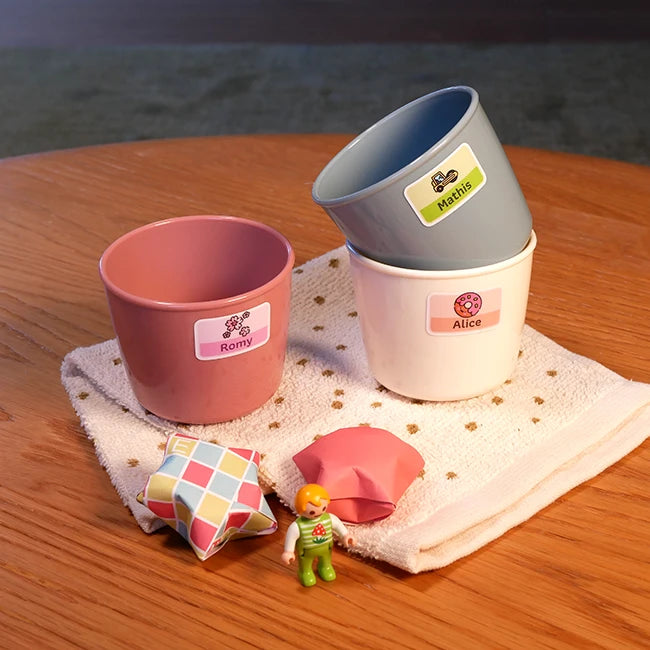 Étiquettes de personnalisation des objets pour enfant présentées sur des cuillères