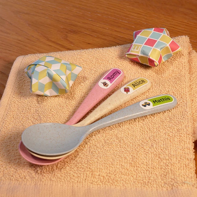 Étiquettes de personnalisation des objets pour enfant présentées sur des cuillères
