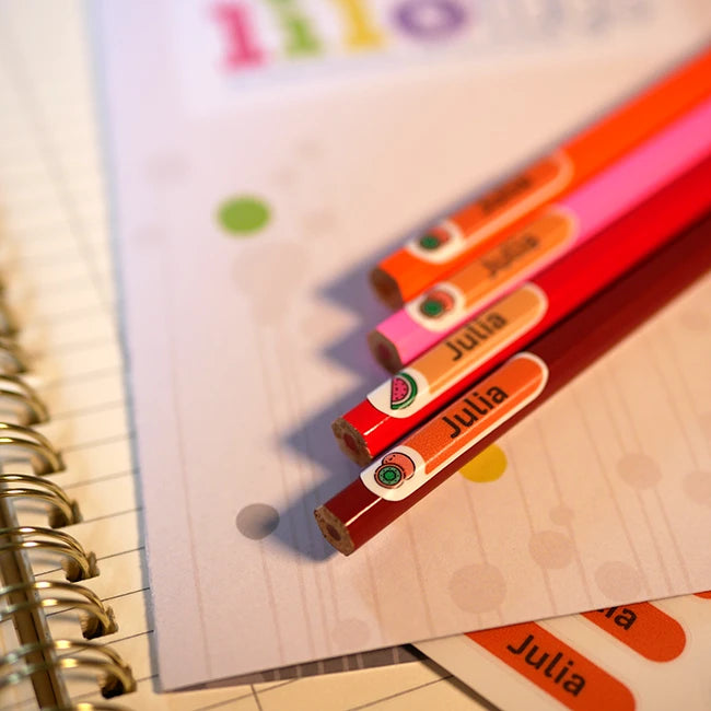 Gros plan sur étiquettes assez fines pour marquer les crayons de couleurs